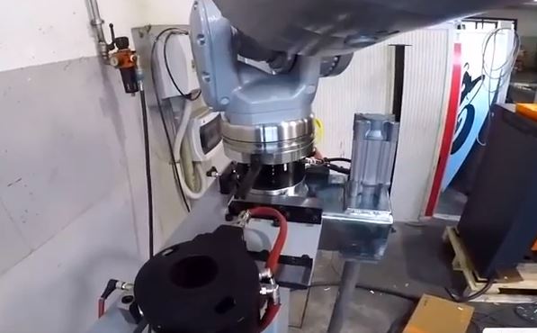 Automatic gripper changing station